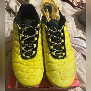 Air max plus men size 11 yellow,black ,and white .